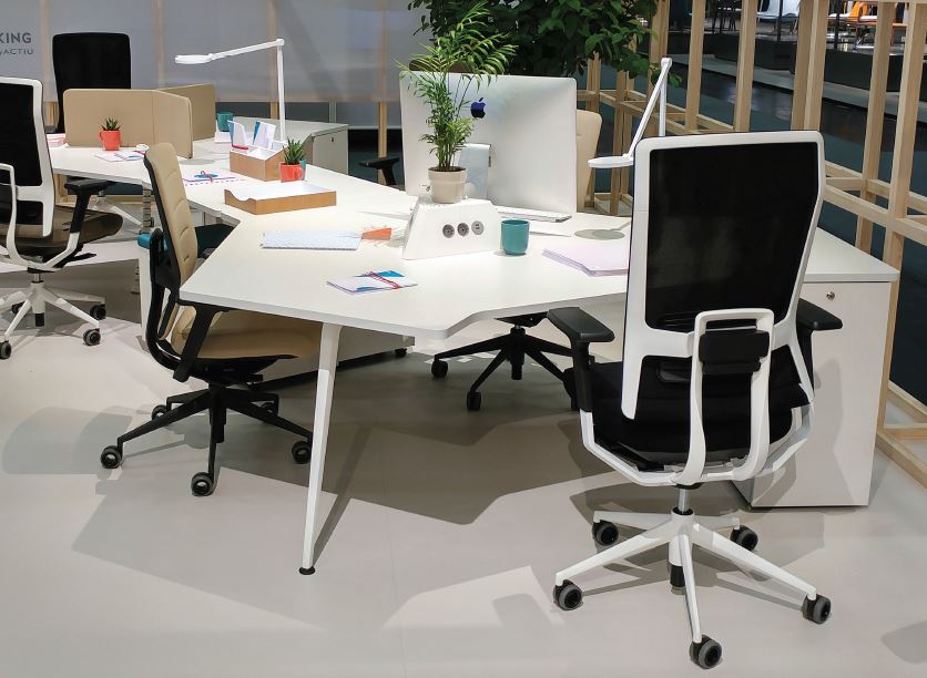 Bureau Twist collaborative et siège TNK flex produits Actiu orgatec 2016